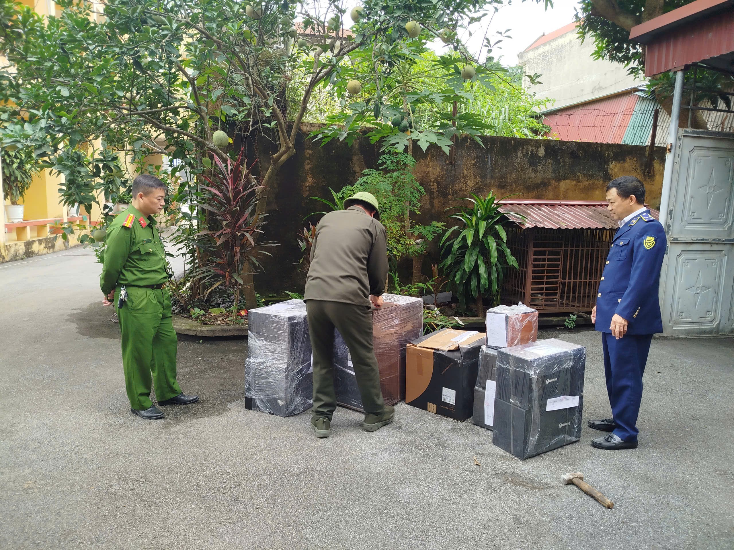 Đội QLTT số 2 xử lý lô hàng điện tử đã qua sử dụng, cấm nhập khẩu trị giá gần 29 triệu đồng