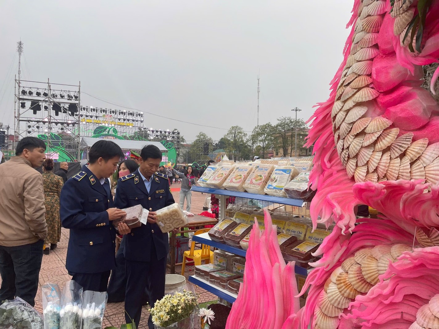 Đội Quản lý thị trường số 3 phối hợp kiểm tra, giám sát tại Lễ hội trái cây Bắc Ninh 2025