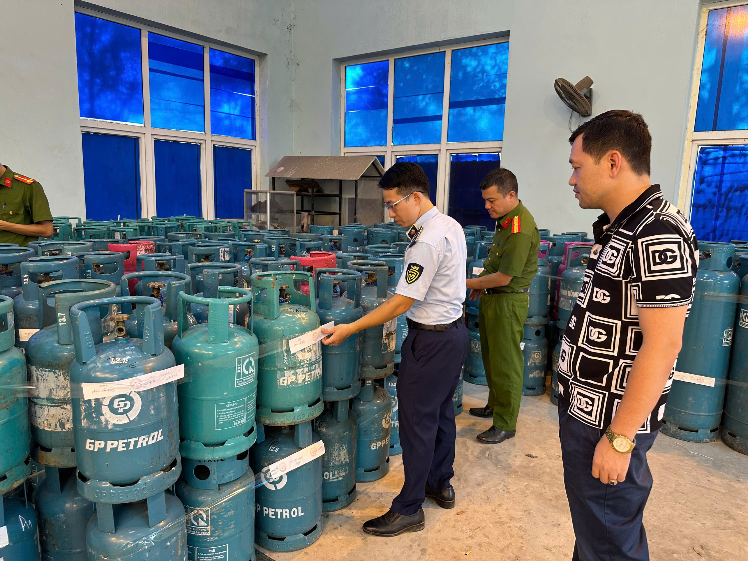 Thu phạt 170 triệu đồng, tịch thu hơn 12 tấn khí gas